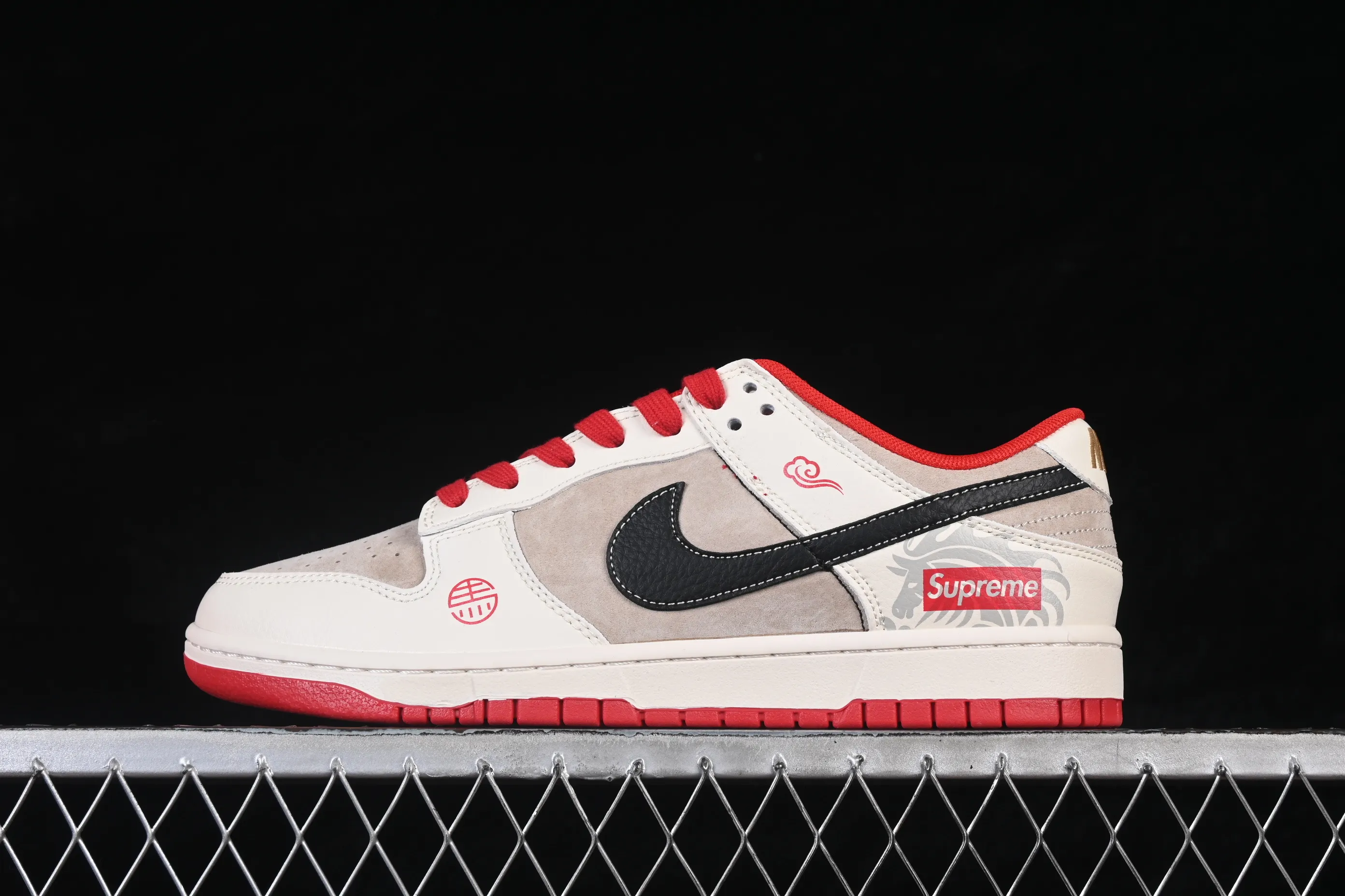 All categories Nk SB Dunk Series Nk SB Dunk Low High-end customized low-top sneakers Nike SB Dunk Low Year of the Horse joint limited edition Gray and black suede High-end customized low-top casual sneakers HG0026-006